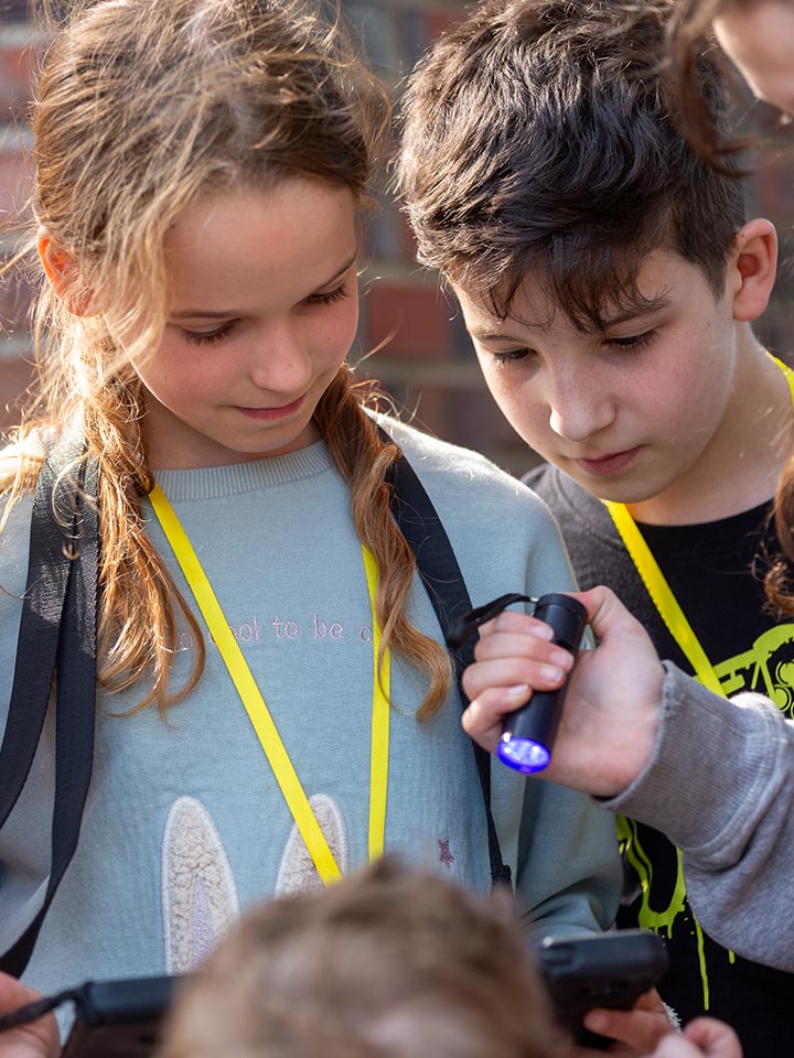 Monster in the City Minigame Spurensuche mit der UV-Lampe Monster in the City Minigame Spurensuche mit der UV-Lampe