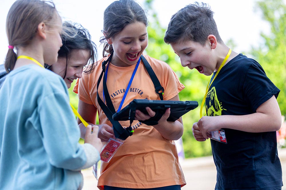 Monster in the City draußen spielen Junge Spieler des Outdoor Escape Games