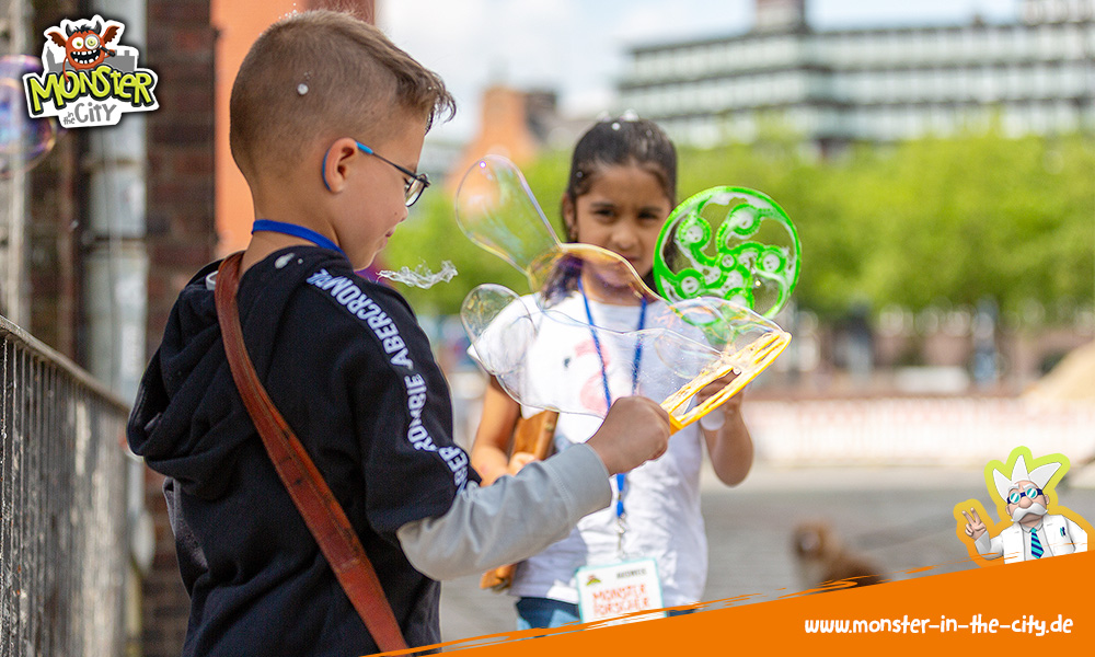 Die Gruppe dreht eine Runde Monster in the City Foto-Overlay